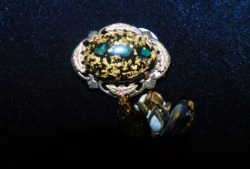 gold leaf pin ear
